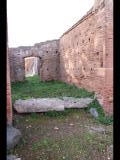 01458 ostia - regio ii - insula vi - casa dell'ercole bambino (ii,vi,3-4) - via della fontana - 5. raum von norden an der ostseite der casa - bli ri westen - 01-2024.jpg